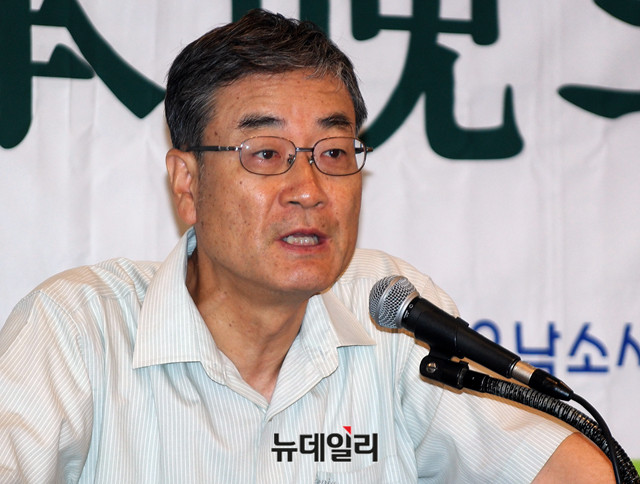 ▲ 24일 오전 중구 프레스센터 19층 매화홀에서 진행된 '제89회 이승만포럼'에서 이주천 원광대 교수가 이승만과 하지에 대해 강연하고 있다. ⓒ 이기륭기자