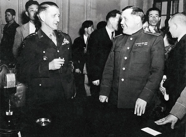 1946년 만들어진 미소공동위원회 회의에서 대화하고 있는 하지(왼쪽)와 연해주관구 군사위원 슈티코프
ⓒ 사진출처 : 주간조선