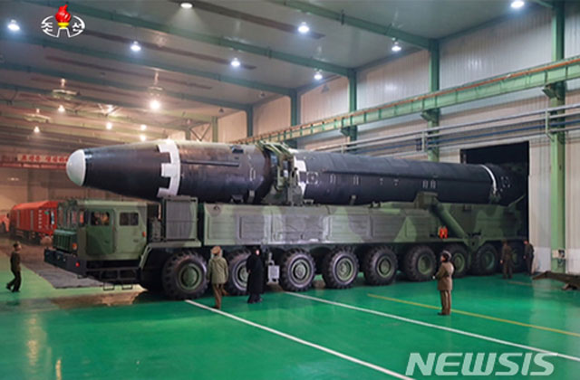 ▲ 2017년 11월 29일 북한이 발사한 ICBM '화성-15형'을 지켜보는 김정은. ⓒ뉴시스. 무단전재 및 재배포 금지.