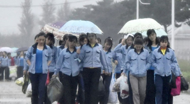 ▲ 中단둥의 기업으로 출근하는 북한근로자들. ⓒ연합뉴스. 무단전재 및 재배포 금지.