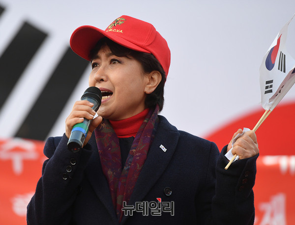 ▲ 정미홍 전 KBS아나운서가 2017년 1월 26일 오후 대구 동성로 대구백화점 앞에서 열린 대구 태극기집회에 참석해 발언하고 있다. ⓒ뉴데일리 정상윤기자