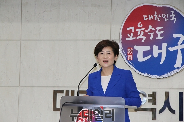 ▲ 대구시교육감 공약추진위원회가 25일 오전 기자회견을 갖고 공약 이행 계획을 밝힌 가운데 강은희 대구시교육감이 앞서 인사말을 하고 있다.ⓒ뉴데일리