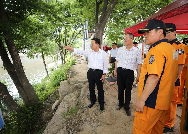 ▲ 이차영 괴산군수, 본격적인 여름 휴가철을 맞아 폭염 속 피서지 안전점검에 나섰다.ⓒ괴산군