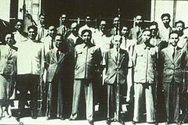 ▲ 북한의 초대 내각 사진. 맨 앞줄 가운데 김일성이 있고 좌우로 부수상인 홍명희와 박헌영이 있다. 약산 김원봉은 둘째 줄, 오른쪽으로부터 두 번째에 선글라스를 쓴 사람이다. ⓒ위키백과