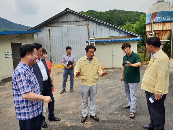 ▲ 송기섭 진천군수가 25일 폭염에 의한 가축피해를 입은 관내 축산농가를 방문해 현장을 점검했다.ⓒ진천군