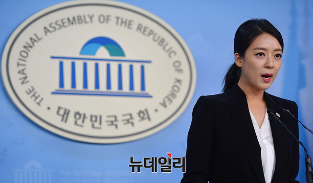 ▲ 김병준 혁신비대위의 대변인으로 발탁된 배현진 자유한국당 송파을당협위원장이 25일 첫 브리핑을 하고 있다. ⓒ뉴데일리 정상윤 기자