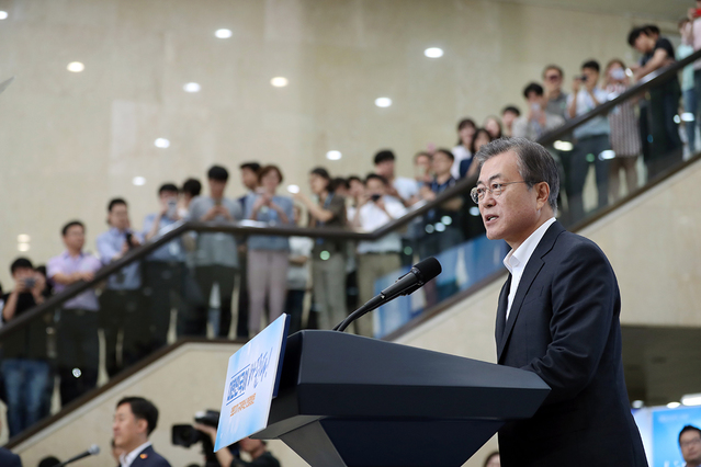 ▲ 문재인 대통령이 지난 19일 분당서울대병원 헬스케어혁신파크를 방문해 의료기기 규제혁신에 대한 연설을 하고 있다. ⓒ청와대