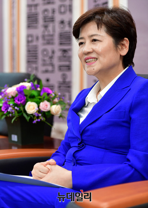 ▲ 뉴데일리는 24일 대구 수성구 대구시교육청 교육감실에서 강은희 대구교육감과 인터뷰를 진행했다. 강 교육감이 기자의 질문에 답하고 있다. ⓒ뉴데일리 정상윤