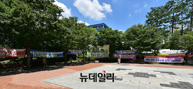 ▲ 대구교육청 앞 광장 곳곳에 걸려 있는 전교조 현수막들. ⓒ뉴데일리 정상윤