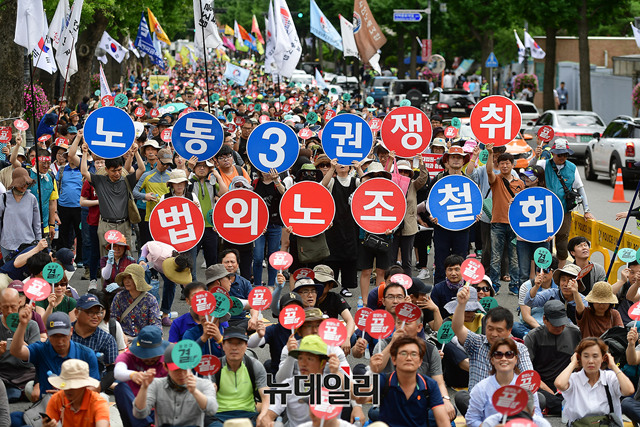 ▲ 전국교직원노동조합(이하 전교조·위원장 조창익)은 지난 6일 서울 종로구 청와대 사랑채 앞에서 법외노조 통보 직권취소 및 노동 3권 보장을 요구하는 반(反)정부 연가·조퇴 투쟁을 벌였다. ⓒ뉴데일리 정상윤