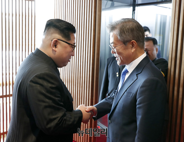 문재인 대통령과 김정은 북한 국무위원장이 지난 4월 27일 판문점 평화의집에서 만난 모습. ⓒ뉴데일리 DB