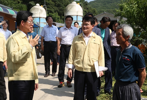 ▲ 양승조 충남도지사가 25일 예산군 내 양계농가를 방문하고 폭염으로 인한 피해상황을 점검했다.ⓒ충남도
