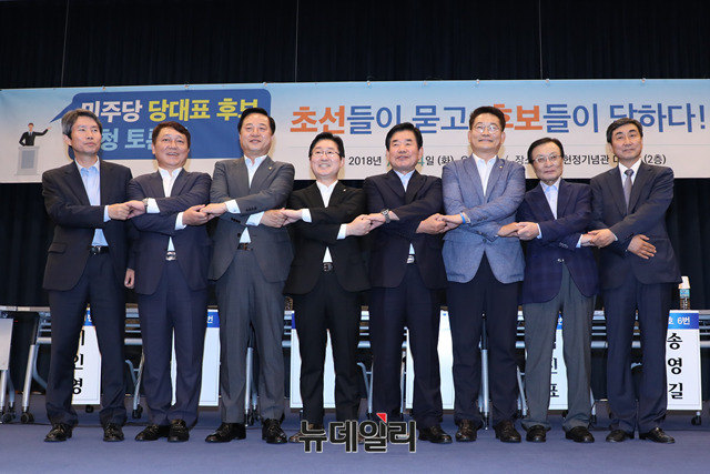 ▲ 더불어민주당 당대표 후보 초청 토론회가 24일 오후 국회 헌정기념관에서 열린 가운데 참석한 8명의 후보들이 손을 잡고 있다. 왼쪽부터 이인영, 최재성, 김두관, 박범계, 김진표, 송영길, 이해찬, 이종걸 후보. ⓒ뉴데일리 이종현 기자