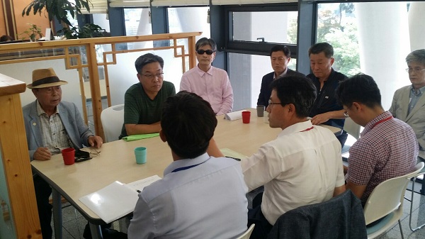 ▲ 제2경부고속도로추진위원회 임원 등이 25일 국토부 관계자를 만나 노선변경을 주장하고 있다.ⓒ제2경부고속도로 추진위원회