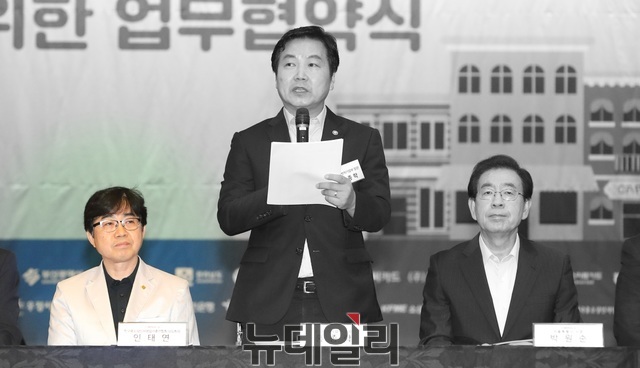 ▲ 인태연 한국중소상인자영업자 총연합회 회장(좌)과 홍종학 중소벤처기업부 장관(중), 박원순 서울시장(우) 등이 지난 25일 서울 중구 대한상공회의소에서 열린 ‘소상공인 수수료 부담 제로 결제서비스’ 업무협약식에 참석한 모습. ⓒ중소벤처기업부 제공