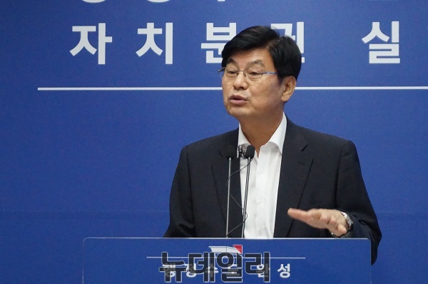 ▲ 이춘희 세종시장이 26일 오전 시청 정음실에서 정례브리핑을 갖고 있다.ⓒ김정원 기자