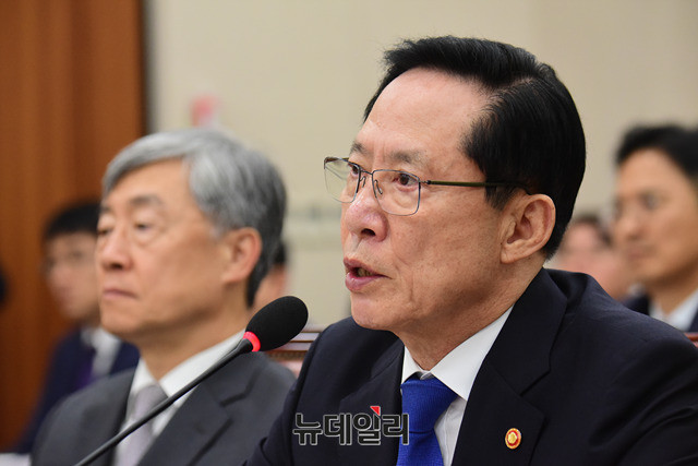 ▲ 24일 국회 국방위위원회에 참석해 질의에 답변하고 있는 송영무 국방장관 ⓒ뉴데일리 이종현 기자