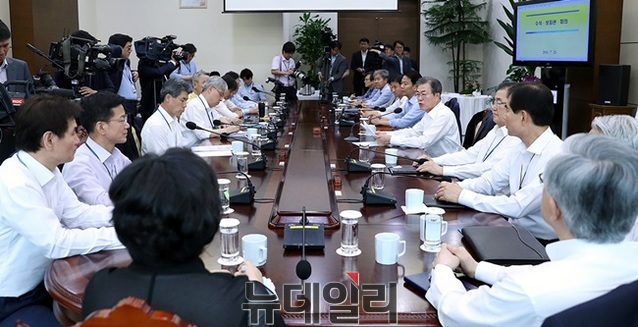 ▲ 문재인 대통령이 지난 23일 수석보좌관회의를 주재하는 모습. ⓒ청와대 제공