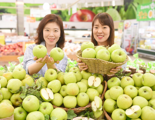 ▲ 26일 서울 서초구 농협하나로마트 양재점에서 모델들이 올 해 첫 출하된 아오리 사과를 선보이고 있다. ⓒ농협유통
