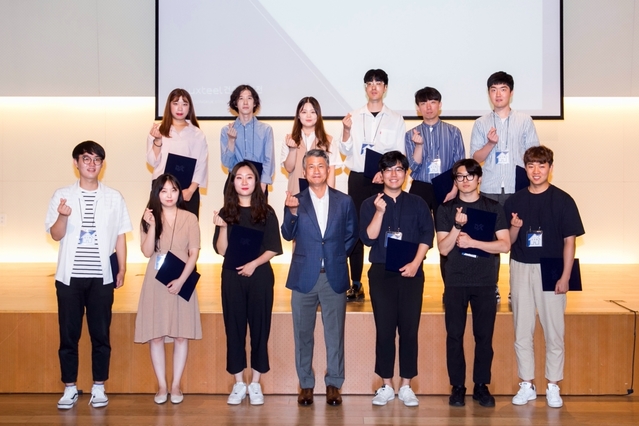 ▲ 동국제강 장세욱 부회장(앞줄 왼쪽에서 네 번째)과 럭스틸리에(Luxteelier) 2기들이 임명식 후 기념촬영을 하고 있다.ⓒ동국제강