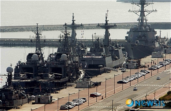 ▲ 지난 2010년 우리 나라에서 실시된 PSI 훈련을 위해 각국 함정들이 부산항에 정박해 있다 ⓒ뉴시스. 무단 전재 및 재배포 금지.