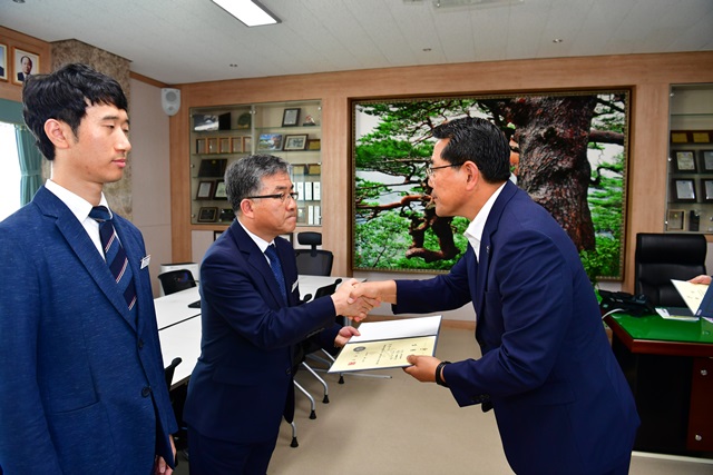 ▲ 전찬걸 울진군수가 26일 문수현 원전정책팀장을 ‘원전현안대응 TF’단장에 임명했다.ⓒ울진군