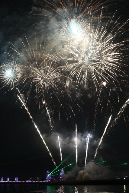 ▲ 25일 포항국제불빛축제를 알리는 화려한 불꽃.ⓒ포항문화재단