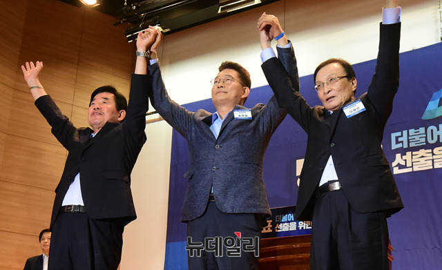 ▲ 더불어민주당 차기 당대표 선출을 위한 예비경선(컷오프)이 26일 오후 국회 의원회관에서 열린 가운데 본선 진출이 확정된 김진표, 송영길, 이해찬(왼쪽부터) 후보가 손을 들어 인사하고 있다. ⓒ뉴데일리 이종현 기자