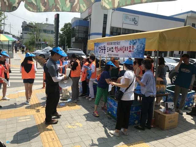 ▲ 달성군은 지난 26일 대구도시철도 1호선 화원역 입구에서 안전모니터봉사단 달성군지회 회원 등 총 60여 명이 참여한 가운데 폭염피해 예방을 위한 안전캠페인을 실시했다.ⓒ달성군