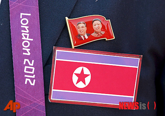 ▲ 2012년 7월 런던올림픽에 출전한 북한 선수가 달고 있는 '초상휘장'. 사고 팔 수 없는 물건이다. ⓒ뉴시스-AP. 무단전재 및 재배포 금지.