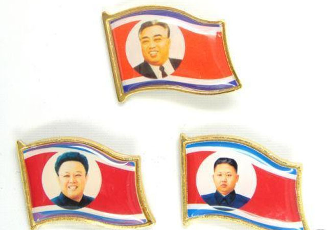 ▲ 이베이에 매물로 올라왔던 북한 김씨 일가의 초상휘장. ⓒ이베이 관련 포스트 화면캡쳐.