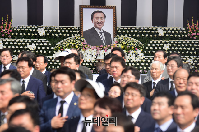 ▲ 故 노회찬 정의당 의원의 영결식 27일 오전 국회에서 열린 가운데 참석자들이 국민의례를 하고 있다. ⓒ뉴데일리 이종현 기자