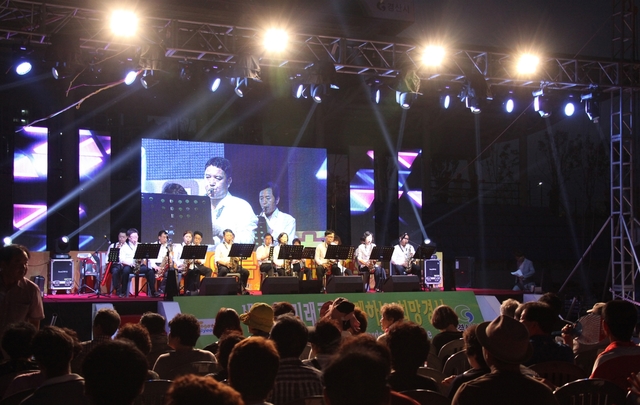▲ 경산시(시장 최영조)는 지난 26일 하양체육공원에서 ‘제12회 한여름 밤의 음악회’를 가졌다.ⓒ경산시
