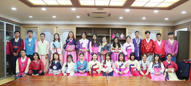 ▲ 롄윈강회해공학원 재학생들이 지난 18일 한복입기 체험을 하며 단체 기념 촬영을 하고 있다.ⓒ영진전문대