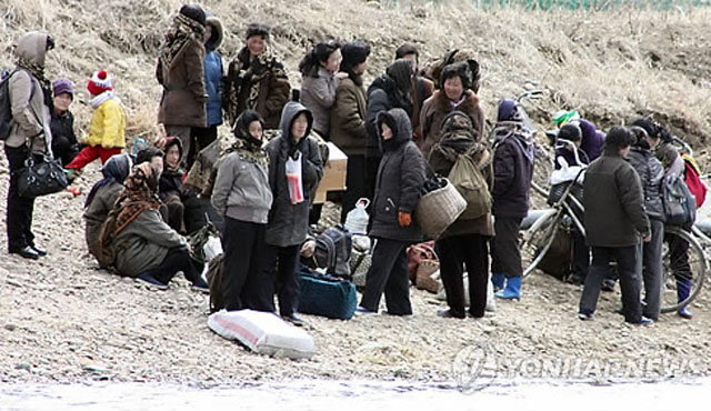 ▲ 중국에 갔다 돌아갈 준비를 하는 북한 주민들. 2013년 4월 촬영. ⓒ연합뉴스. 무단전재 및 재배포 금지.