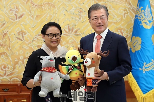 ▲ 문재인 대통령이 27일 청와대 접견실에서 레트노 마르수디 인도네시아 대통령 특사를 만난 모습. ⓒ청와대 제공