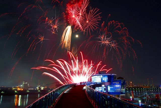 ▲ 포항 동빈운하 일원에서 펼쳐진 불꽃쑈에서 화려한 불꽃 사이로 고개를 내민 달.ⓒ이은성