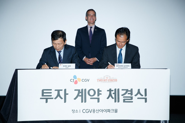▲ (왼쪽부터) CJ CGV 서정 대표, 에릭 가세티(Eric Garcetti) 미국 LA 시장, 투 빗 서커스 아시아 리차드 창(Richard Chang) 대표. ⓒCJ CGV