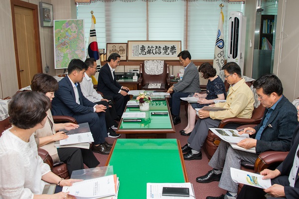 ▲ 홍성열 군수가 27일 증평군을 방문한 지역구 경대수 의원에게 지역 주요 현안사업 반영을 위한 적극적인 협조를 건의했다.ⓒ증평군