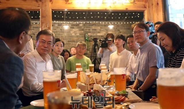 ▲ 문재인 대통령이 지난 26일 서울 광화문 인근 호프집에서 시민들과 맥주를 마시며 최저임금 인상 고충을 듣는 모습. ⓒ청와대 제공