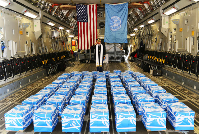 경기 오산 美공군기지에 도착한 美공군 C-17 글로브마스터 수송기에서 돌아온 미군유해 55구를 맞이하는 장병. 유해는 유엔기에 쌓여 있다. ⓒ美국방부 배포 사진.