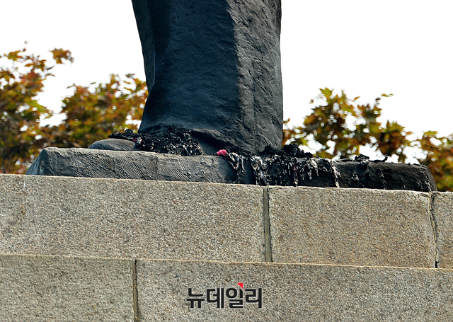 ▲ 더글러스 맥아더 장군 동상의 하단 부분이 지난 27일 방화로 검게 그을려 있다 ⓒ 뉴데일리 공준표