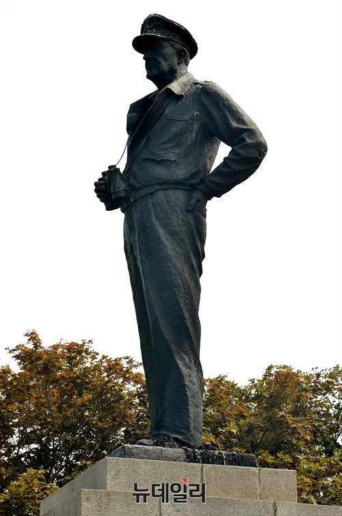 ▲ 더글러스 맥아더 장군 동상의 하단 부분이 지난 27일 방화로 검게 그을려 있다 ⓒ 뉴데일리 공준표