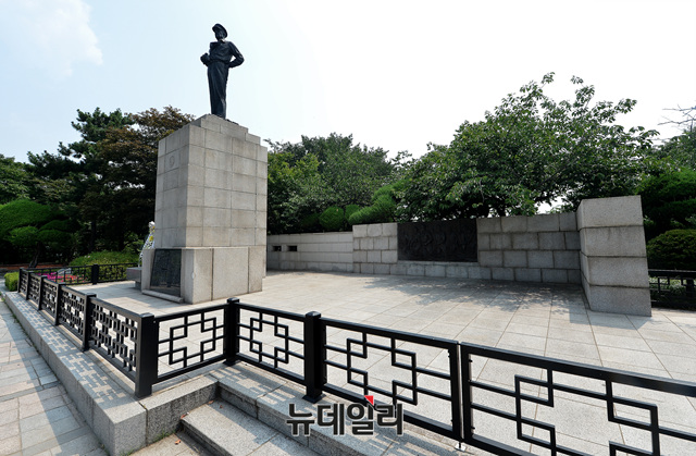 ▲ 더글러스 맥아더 장군 동상의 하단 부분이 지난 27일 방화로 검게 그을려 있다 ⓒ 뉴데일리 공준표