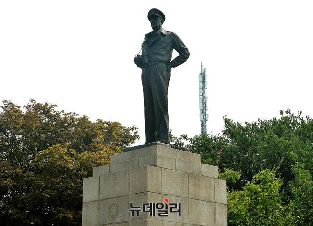 ▲ 더글러스 맥아더 장군 동상의 하단 부분이 지난 27일 방화로 검게 그을려 있다 ⓒ 뉴데일리 공준표