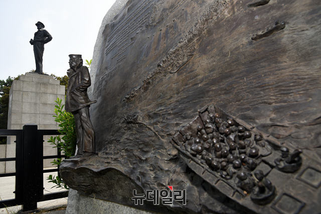 ▲ 더글러스 맥아더 장군 동상의 하단 부분이 지난 27일 방화로 검게 그을려 있다 ⓒ 뉴데일리 공준표