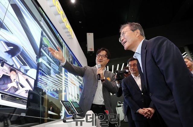 ▲ 문재인 대통령이 지난 5월 혁신성장 보고대회에 참석한 모습. ⓒ청와대 제공