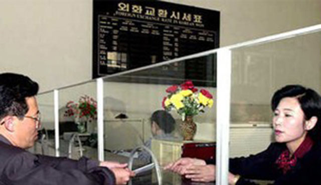 ▲ 北선전매체가 소개한 평양 시내 은행의 외환창구. ⓒ연합뉴스. 무단전재 및 재배포 금지.