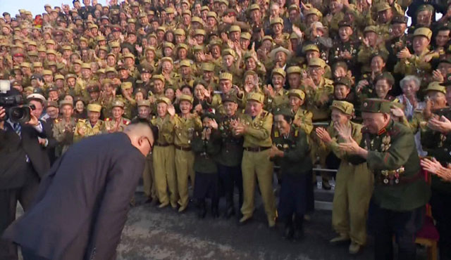 ▲ 6,25 참전 군인들을 모아놓고 인사하는 김정은. 사실 '쇼'에 불과하다. ⓒ北선전매체 화면캡쳐.