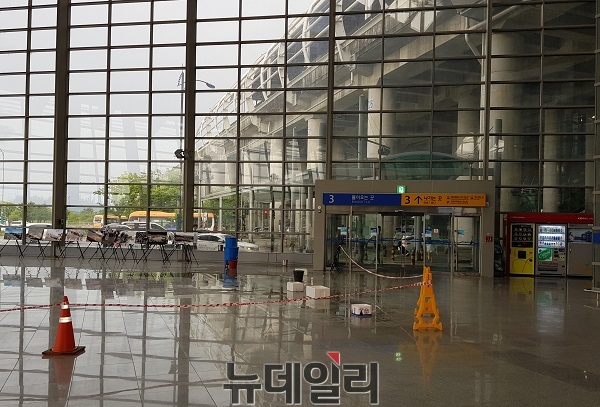 ▲ 28일 오후 KTX오송역 3번 출입구 안쪽 천정에서 빗물이 떨어지고 있다.오송역 직원들이 플라스틱 용기 등을 이용해 천정에서 떨어지는 빗물을 받아내고 있다. ⓒ김정원 기자